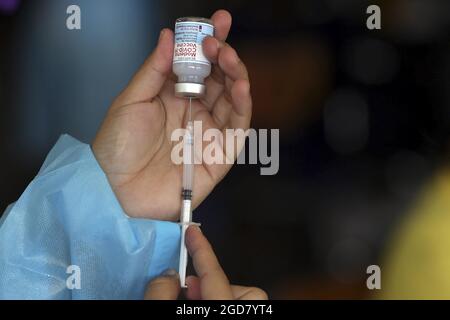 Tegucigalpa, Tegucigalpa, Honduras. 11 août 2021. Le vaccin Moderna est utilisé comme deuxième dose pour les personnes qui ont reçu le médicament Spoutnik V comme première dose. Tegucigalpa, Honduras.Â l'Université nationale autonome du Honduras (UNAH) a repris l'essai clinique pour le croisement des vaccins aux volontaires qui ont reçu la première dose de Spoutnik V en mai.Â les participants à l'étude ont reçu le vaccin Modena en deuxième dose et d'autres recevront le médicament Pfizer 1000 bénévoles qui doivent vacciner. (Credit image: © Milo Espinoza/ZUMA Press Wire) Banque D'Images