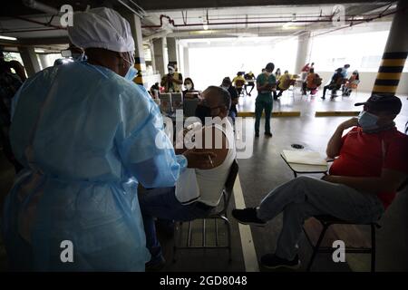 Tegucigalpa, Tegucigalpa, Honduras. 11 août 2021. Les personnes vaccinées ont reçu des indications après avoir reçu le vaccin Moderna en deuxième dose. Tegucigalpa, Honduras.Â l'Université nationale autonome du Honduras (UNAH) a repris l'essai clinique pour le croisement des vaccins aux volontaires qui ont reçu la première dose de Spoutnik V en mai.Â les participants à l'étude ont reçu le vaccin Modena en deuxième dose et d'autres recevront le médicament Pfizer 1000 bénévoles qui doivent vacciner. (Credit image: © Milo Espinoza/ZUMA Press Wire) Banque D'Images