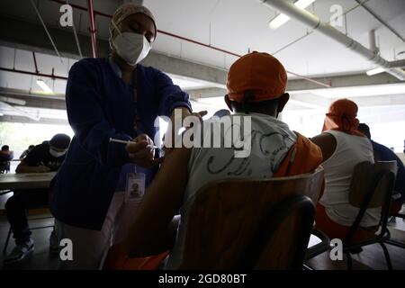 Tegucigalpa, Tegucigalpa, Honduras. 11 août 2021. Plusieurs personnes ont participé au procès. Tegucigalpa, Honduras.Â l'Université nationale autonome du Honduras (UNAH) a repris l'essai clinique pour le croisement des vaccins aux volontaires qui ont reçu la première dose de Spoutnik V en mai.Â les participants à l'étude ont reçu le vaccin Modena en deuxième dose et d'autres recevront le médicament Pfizer 1000 bénévoles qui doivent vacciner. (Credit image: © Milo Espinoza/ZUMA Press Wire) Banque D'Images