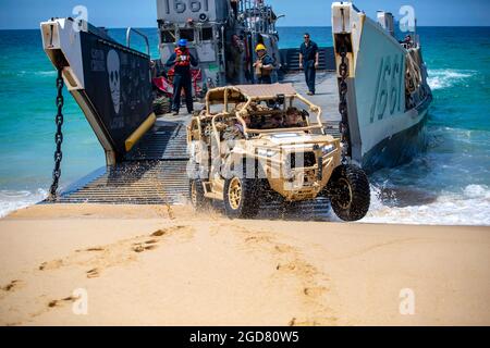 20210508-M-TT571-1318 PINHIERO DA CRUZ (Portugal) (le 9 mai 2021) Landing Craft Utility (LCU) 1661 déploie un véhicule utilitaire tactique à partir de la 24e unité expéditionnaire maritime pendant le CONTEX-PHIBEX, un exercice amphibie bilatéral entre les services navals américains et portugais, le 9 mai 2021. La 24e unité expéditionnaire maritime, qui s'est lancée avec le Iwo Jima Amphiobie Ready Group, est déployée dans la zone d'opérations de la Sixième flotte des États-Unis pour soutenir les intérêts de sécurité nationale des États-Unis en Europe et en Afrique. (É.-U. Corps de la marine photo par le 1er Lt. Mark Andries) Banque D'Images