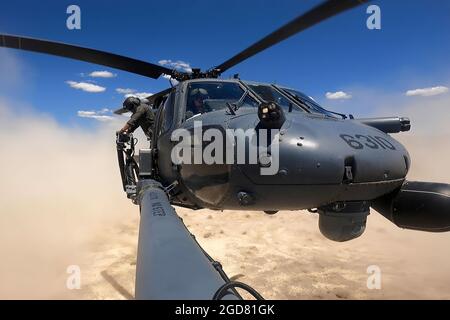 Un Hawk de Pave HH-60G affecté au 34e Escadron d'armes atterrit lors d'une compétition d'entraînement au champ d'essais et d'entraînement du Nevada, au Nevada, le 18 mai 2021. Le concours a permis d'intégrer plusieurs unités et domaines de carrière et a permis aux instructeurs de l'US Air Force Weapons School de sortir et de voler. (É.-U. Capture d'écran vidéo Air Force par Airman 1er classe Zachary Rufus) Banque D'Images