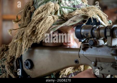 Des soldats affectés au 2e Bataillon, 27e Régiment d'infanterie, 3e équipe de combat de la brigade d'infanterie, 25e division d'infanterie, effectuent un exercice de coordination du soutien au feu dans la zone d'entraînement de Pohakuloa, à Hawaï, le 7 juin 2021. Cet exercice a permis aux dirigeants au niveau de l'entreprise et aux niveaux inférieurs de mieux comprendre comment mettre en œuvre correctement divers actifs au cours d'une opération délibérée majeure. (É.-U. Photo de l'armée par le sergent d'état-major. Alan Brutus) Banque D'Images