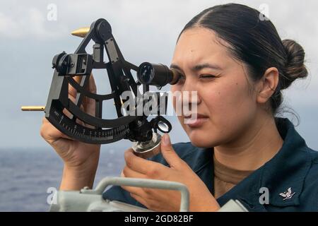 Quartermaster 3e classe Anette Goelz, de San Diego, affectée au département de navigation du destroyer de missile guidé de classe Arleigh Burke LUSS (DDG 82), utilise un sextant lors d'un réapprovisionnement en mer avec USNS Joshua Humphreys (T-AO-188), le 12 juin 2021. Lassen est en cours dans l’océan Atlantique à l’appui des essais de choc en plein navire de l’USS Gerald R. Ford (CVN 78). La Marine américaine effectue des essais de choc sur de nouveaux modèles de navires à l'aide d'explosifs vivants pour confirmer que nos navires de guerre peuvent continuer à répondre aux exigences de mission exigeantes dans des conditions difficiles qu'ils pourraient rencontrer au combat. Banque D'Images