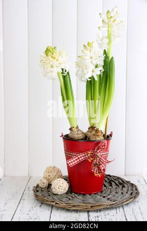 Jacinthe blanche dans un pot avec des boules décoratives sur table sur fond  en bois Photo Stock - Alamy