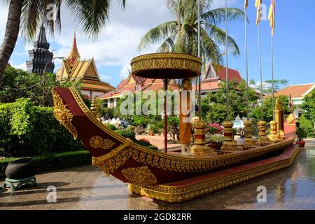 Cambodge Krong Siem Reap - Wat Preah Prom Rath statue de Bouddha sur un bateau Banque D'Images