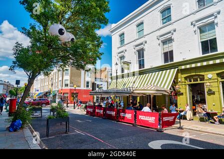 Londres, Royaume-Uni. 11 août 2021. Des yeux gonflables géants sont visibles sur un arbre du centre de Londres. Dans le cadre de la saison #LetsDoLondon Family Fun du maire de Londres Sadiq Khan, les yeux se sont éclatés dans des endroits « équesques » autour de la ville, invitant des familles de Londres et du Royaume-Uni à « voir Londres différemment ». Crédit : SOPA Images Limited/Alamy Live News Banque D'Images