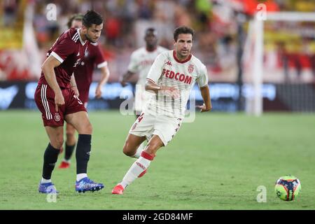 Monaco, Monaco, le 10 août 2021. David Hancko de Sparta Prague joue le ballon comme Cesc Fabregas de MONACO se termine lors du match de la Ligue des champions de l'UEFA au Stade Louis II, Monaco. Le crédit photo devrait se lire: Jonathan Moscrop / Sportimage Banque D'Images