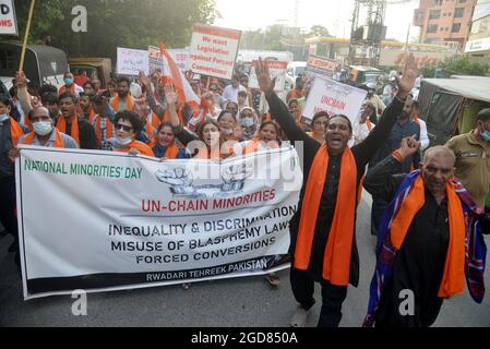 Lahore, Pakistan. 11 août 2021. Les militants pakistanais de Rawadari Tehreek tiennent des pancartes alors qu'ils se rassemblent pour marquer la Journée nationale des minorités à Lahore. Le président Samson Salamat dirige le rassemblement. (Photo de Rana Sajid Hussain/Pacific Press) Credit: Pacific Press Media production Corp./Alay Live News Banque D'Images