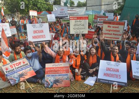 Lahore, Pakistan. 11 août 2021. Les militants pakistanais de Rawadari Tehreek tiennent des pancartes alors qu'ils se rassemblent pour marquer la Journée nationale des minorités à Lahore. Le président Samson Salamat dirige le rassemblement. (Photo de Rana Sajid Hussain/Pacific Press) Credit: Pacific Press Media production Corp./Alay Live News Banque D'Images