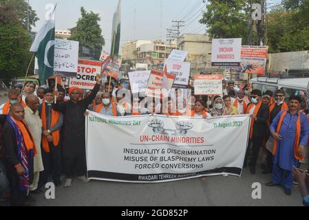 Lahore, Pakistan. 11 août 2021. Les militants pakistanais de Rawadari Tehreek tiennent des pancartes alors qu'ils se rassemblent pour marquer la Journée nationale des minorités à Lahore. Le président Samson Salamat dirige le rassemblement. (Photo de Rana Sajid Hussain/Pacific Press) Credit: Pacific Press Media production Corp./Alay Live News Banque D'Images