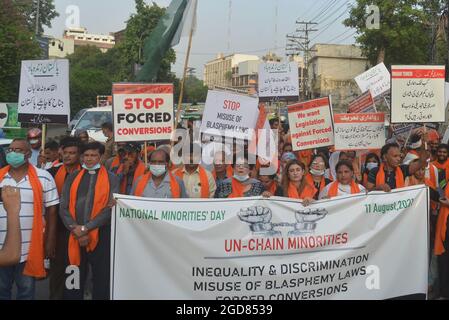 Lahore, Pakistan. 11 août 2021. Les militants pakistanais de Rawadari Tehreek tiennent des pancartes alors qu'ils se rassemblent pour marquer la Journée nationale des minorités à Lahore. Le président Samson Salamat dirige le rassemblement. (Photo de Rana Sajid Hussain/Pacific Press) Credit: Pacific Press Media production Corp./Alay Live News Banque D'Images