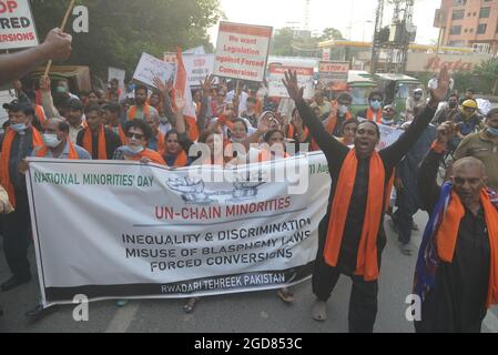 Lahore, Pakistan. 11 août 2021. Les militants pakistanais de Rawadari Tehreek tiennent des pancartes alors qu'ils se rassemblent pour marquer la Journée nationale des minorités à Lahore. Le président Samson Salamat dirige le rassemblement. (Photo de Rana Sajid Hussain/Pacific Press) Credit: Pacific Press Media production Corp./Alay Live News Banque D'Images