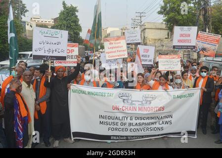 Lahore, Pakistan. 11 août 2021. Les militants pakistanais de Rawadari Tehreek tiennent des pancartes alors qu'ils se rassemblent pour marquer la Journée nationale des minorités à Lahore. Le président Samson Salamat dirige le rassemblement. (Photo de Rana Sajid Hussain/Pacific Press) Credit: Pacific Press Media production Corp./Alay Live News Banque D'Images