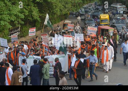 Lahore, Pakistan. 11 août 2021. Les militants pakistanais de Rawadari Tehreek tiennent des pancartes alors qu'ils se rassemblent pour marquer la Journée nationale des minorités à Lahore. Le président Samson Salamat dirige le rassemblement. (Photo de Rana Sajid Hussain/Pacific Press) Credit: Pacific Press Media production Corp./Alay Live News Banque D'Images