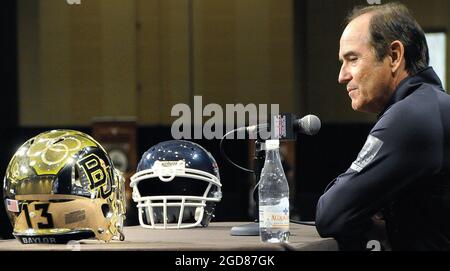 Dallas, États-Unis. 23 juillet 2013. L'entraîneur de l'Université Baylor, Art Briles, s'entretient avec les journalistes lors de la journée des médias Big 12 à l'hôtel Omni de Dallas, Texas, le mardi 23 juillet 2013. (Max Faulkner/fort Worth Star-Telegram/TNS/Sipa USA) Credit: SIPA USA/Alay Live News Banque D'Images