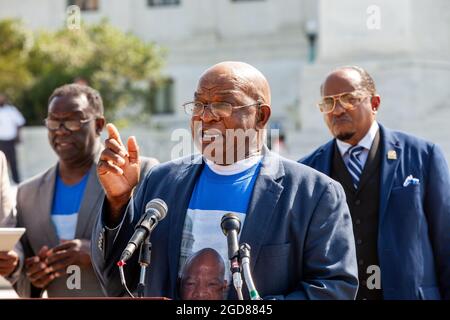 Washington, DC, Etats-Unis, 11 août 2021. Photo : Samuel Lewis, frère du député John Lewis, parle lors d'une conférence de presse sur le droit de vote à la Cour suprême. La nièce et le frère du congressiste Lewis ont également pris la parole, promettant de poursuivre sa lutte pour le droit de vote pour tous les Américains. Ils exigent que le Congrès et le Président Biden mettent fin à l'obstruction parlementaire, qu'ils passent la loi John Lewis sur l'avancement des droits de vote et qu'ils passent la loi pour le peuple. Les sponsors de l'événement la Coalition pour la justice transformatrice et les électeurs noirs comptent se joindre à eux dans ces demandes. Crédit : Allison Bailey / Alamy Live News Banque D'Images