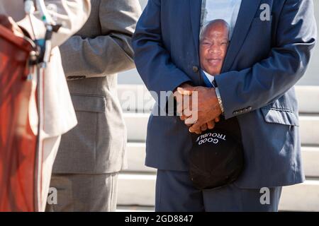 Washington, DC, Etats-Unis, 11 août 2021. En photo : Samuel Lewis, frère du congressiste John Lewis, porte un t-shirt avec sa photo tout en tenant un chapeau « Good trouble » lors d'une conférence de presse sur les droits de vote à la Cour suprême. La nièce et les frères du congressiste Lewis ont également pris la parole, promettant de poursuivre sa lutte pour le droit de vote pour tous les Américains. Ils ont appelé le Congrès et le Président Biden à mettre fin à l'obstruction parlementaire, à adopter la loi John Lewis sur l'avancement des droits de vote et à adopter la loi pour le peuple. Crédit : Allison Bailey / Alamy Live News Banque D'Images