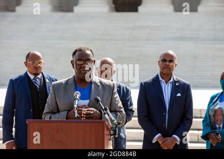 Washington, DC, Etats-Unis, 11 août 2021. Photo : le président de la Coalition pour la justice transformatrice (TJC), Daryl Jones, prend la parole lors d'une conférence de presse sur le droit de vote à la Cour suprême. La nièce et les frères du congressiste John Lewis ont suivi, promettant de poursuivre sa lutte pour le droit de vote pour tous les Américains. Ils ont appelé le Congrès et le Président Biden à mettre fin à l'obstruction parlementaire, à adopter la loi John Lewis sur l'avancement des droits de vote et à adopter la loi pour le peuple. Commanditaires de l'événement TJC et les électeurs noirs comptent se joindre à eux dans ces demandes. Crédit : Allison Bailey / Alamy Live News Banque D'Images