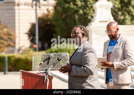 Washington, DC, Etats-Unis, 11 août 2021. Photo : le président de la Coalition pour la justice transformatrice (TJC), Daryl Jones, prend la parole lors d'une conférence de presse sur le droit de vote à la Cour suprême. La nièce et les frères du congressiste John Lewis ont suivi, promettant de poursuivre sa lutte pour le droit de vote pour tous les Américains. Ils ont appelé le Congrès et le Président Biden à mettre fin à l'obstruction parlementaire, à adopter la loi John Lewis sur l'avancement des droits de vote et à adopter la loi pour le peuple. Commanditaires de l'événement TJC et les électeurs noirs comptent se joindre à eux dans ces demandes. Crédit : Allison Bailey / Alamy Live News Banque D'Images