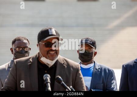 Washington, DC, Etats-Unis, 11 août 2021. En photo : Henry et Samuel Lewis, frères du congressiste John Lewis, écoutent le cofondateur Cliff Albright, des électeurs noirs, lors d'une conférence de presse sur le droit de vote à la Cour suprême. Les deux frères ont parlé, tout comme sa nièce, en promettant de poursuivre sa lutte pour le droit de vote pour tous les Américains. Ils ont appelé le Congrès et le Président Biden à mettre fin à l'obstruction parlementaire, à adopter la loi John Lewis sur l'avancement des droits de vote et à adopter la loi pour le peuple. Crédit : Allison Bailey / Alamy Live News Banque D'Images