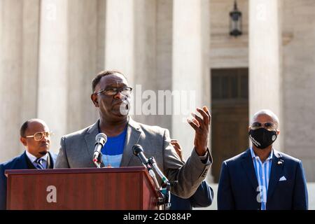 Washington, DC, Etats-Unis, 11 août 2021. Photo : le président de la Coalition pour la justice transformatrice (TJC), Daryl Jones, prend la parole lors d'une conférence de presse sur le droit de vote à la Cour suprême. La nièce et les frères du congressiste John Lewis ont suivi, promettant de poursuivre sa lutte pour le droit de vote pour tous les Américains. Ils ont appelé le Congrès et le Président Biden à mettre fin à l'obstruction parlementaire, à adopter la loi John Lewis sur l'avancement des droits de vote et à adopter la loi pour le peuple. Commanditaires de l'événement TJC et les électeurs noirs comptent se joindre à eux dans ces demandes. Crédit : Allison Bailey / Alamy Live News Banque D'Images