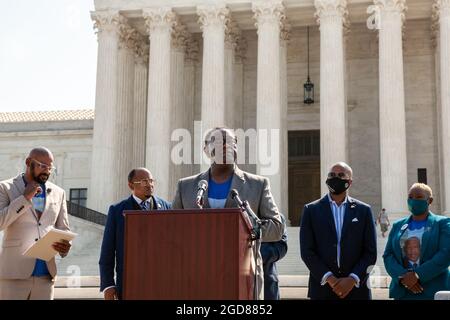 Washington, DC, Etats-Unis, 11 août 2021. Photo : le président de la Coalition pour la justice transformatrice (TJC), Daryl Jones, prend la parole lors d'une conférence de presse sur le droit de vote à la Cour suprême. La nièce et les frères du congressiste John Lewis ont suivi, promettant de poursuivre sa lutte pour le droit de vote pour tous les Américains. Ils ont appelé le Congrès et le Président Biden à mettre fin à l'obstruction parlementaire, à adopter la loi John Lewis sur l'avancement des droits de vote et à adopter la loi pour le peuple. Commanditaires de l'événement TJC et les électeurs noirs comptent se joindre à eux dans ces demandes. Crédit : Allison Bailey / Alamy Live News Banque D'Images