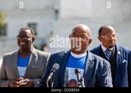 Washington, DC, Etats-Unis, 11 août 2021. Photo : Samuel Lewis, frère du député John Lewis, parle lors d'une conférence de presse sur le droit de vote à la Cour suprême. La nièce et le frère du congressiste Lewis ont également pris la parole, promettant de poursuivre sa lutte pour le droit de vote pour tous les Américains. Ils exigent que le Congrès et le Président Biden mettent fin à l'obstruction parlementaire, qu'ils passent la loi John Lewis sur l'avancement des droits de vote et qu'ils passent la loi pour le peuple. Les sponsors de l'événement la Coalition pour la justice transformatrice et les électeurs noirs comptent se joindre à eux dans ces demandes. Crédit : Allison Bailey / Alamy Live News Banque D'Images