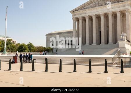 Washington, DC, Etats-Unis, 11 août 2021. En photo : une conférence de presse sur le droit de vote a lieu au Capitole, minuscule par rapport à la Cour suprême, souvent importante à propos du vote. La nièce et les frères du congressiste John Lewis ont pris la parole lors de l'événement, promettant de poursuivre sa lutte pour le droit de vote pour tous les Américains. Ils ont appelé le Congrès et le Président Biden à mettre fin à l'obstruction parlementaire, à adopter la loi John Lewis sur l'avancement des droits de vote et à adopter la loi pour le peuple. Commanditaires de l'événement TJC et les électeurs noirs comptent se joindre à eux dans ces demandes. Crédit : Allison Bailey / Alamy Live News Banque D'Images