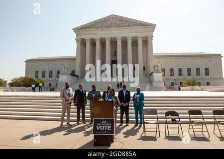 Washington, DC, Etats-Unis, 11 août 2021. Photo : Barbara Arnwine, présidente et fondatrice de la Coalition pour la justice transformatrice (TJC), parle lors d'une conférence de presse sur le droit de vote à la Cour suprême. La nièce et les frères du congressiste John Lewis ont suivi, promettant de poursuivre sa lutte pour le droit de vote pour tous les Américains. Ils ont appelé le Congrès et le Président Biden à mettre fin à l'obstruction parlementaire, à adopter la loi John Lewis sur l'avancement des droits de vote et à adopter la loi pour le peuple. Commanditaires de l'événement TJC et les électeurs noirs comptent se joindre à eux dans ces demandes. Crédit : Allison Bailey / Alamy Live News Banque D'Images