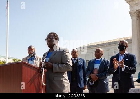 Washington, DC, Etats-Unis, 11 août 2021. Photo : le président de la Coalition pour la justice transformatrice (TJC), Daryl Jones, prend la parole lors d'une conférence de presse sur le droit de vote à la Cour suprême. La nièce et les frères du congressiste John Lewis ont suivi, promettant de poursuivre sa lutte pour le droit de vote pour tous les Américains. Ils ont appelé le Congrès et le Président Biden à mettre fin à l'obstruction parlementaire, à adopter la loi John Lewis sur l'avancement des droits de vote et à adopter la loi pour le peuple. Commanditaires de l'événement TJC et les électeurs noirs comptent se joindre à eux dans ces demandes. Crédit : Allison Bailey / Alamy Live News Banque D'Images