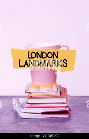 Panneau présentant les monuments de Londres. Les entreprises présentent les monuments les plus emblématiques et le rassemblement des attractions de Londres organisées et des fichiers d'organisation de tri soignés Banque D'Images