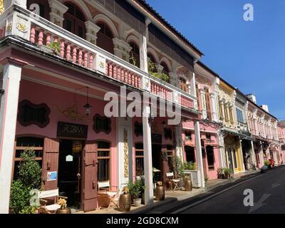 Vieille ville de Phuket, Thaïlande. 07e août 2021. La vieille ville avec ses maisons, ses boutiques et ses cafés magnifiquement restaurés était un aimant touristique avant Corona. Maintenant, la plupart des rues sont vides. Le 1er juillet, la plus grande île de Thaïlande a lancé son très attendu projet modèle Corona, 'Sandbox', pour revitaliser le tourisme. Depuis lors, Phuket est devenu l'une des rares destinations long-courriers au monde où les personnes de près de 70 pays peuvent passer des vacances sans quarantaine, tant qu'elles sont pleinement vaccinées. Crédit : Carola Frentzen/dpa/Alay Live News Banque D'Images