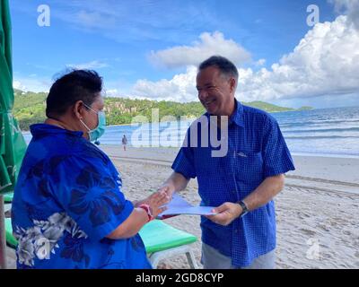 10 août 2021, Thaïlande, Patong: Hardy Wutke (r), un conducteur de train de Berlin, s'inscrit à la plage vide de Patong pour louer un solarium. L'homme de 57 ans participe au projet modèle « boîte à lettres » pour se réunir avec son ami Watt, avec qui il travaille depuis 17 ans. Le 1er juillet, la plus grande île de Thaïlande a lancé son très attendu projet modèle Corona 'Sandbox' pour revitaliser le tourisme. Depuis lors, Phuket est devenu l'une des rares destinations long-courriers au monde où les personnes de près de 70 pays peuvent passer des vacances sans quarantaine, tant qu'elles sont pleinement vaccinées. Photo: Carola Frentzen/dpa Banque D'Images