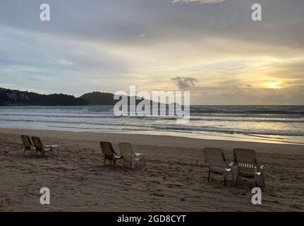 01 août 2021, Thaïlande, Patong: Chaises en plastique et petites tables ont été portées à la hâte au coucher du soleil sur la plage de Patong à Phuket, qui était toujours occupé avant Corona - mais aucun touriste ne vient. Le 1er juillet, la plus grande île de Thaïlande a lancé son très attendu projet Corona Model 'Sandbox' pour revitaliser le tourisme. Depuis lors, Phuket est devenu l'une des rares destinations long-courriers au monde où les personnes de près de 70 pays peuvent passer des vacances sans quarantaine, tant qu'elles sont pleinement vaccinées. (À dpa-Korr 'pas de partie sur Phuket: Une île de rêve comme projet pilote') photo: Carola Frentzen/dpa Banque D'Images