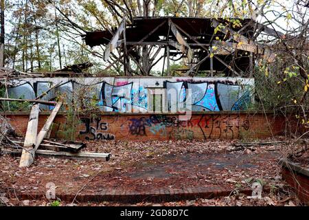 Vestiaires de la piscine abandonnée dans les bois de Caroline du Sud Banque D'Images