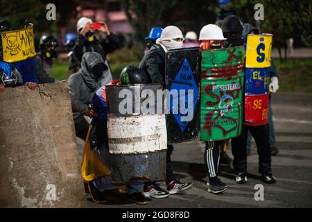 Bogota, Colombie. 11 août 2021. Manifestations de personnes à capuchon à la défense du marais de Tibabuyes situé dans la ville de Suba dans la ville de Bogota (Credit image: © Daniel Garzon Herazo/ZUMA Press Wire) Banque D'Images