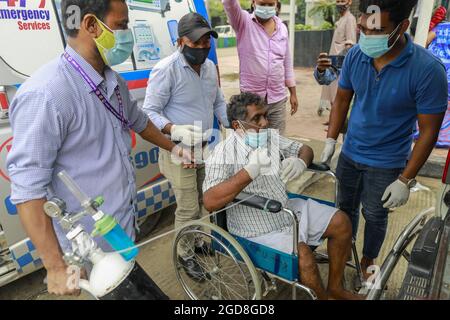 Les travailleurs de la santé portent un patient infecté par le covid-19 en fauteuil roulant pour l'admettre à l'hôpital dédié au Covid-19 du DNCC, à Dhaka, au Bangladesh, le 11 août 2021. Le Bangladesh a enregistré 237 décès de Covid-19 en 24 heures à 8 heures le mercredi. Avec le dernier développement, le nombre total de décès a atteint 23,398 dans le pays. Au cours de la même période, 10,420 personnes ont été testées positives pour le virus, ce qui porte le nombre total d'infections à 1,386,742 dans le pays, selon la Direction générale des services de santé (DGHS). Photo de Suvra Kanti Das/ABACAPRESS.COM Banque D'Images