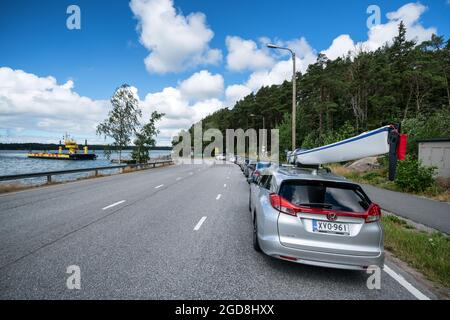 Transport d'un kayak au sommet d'une voiture et attente d'un ferry dans l'archipel de Kustavi, en Finlande Banque D'Images