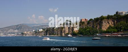 Vue sur Sorrente depuis la mer Tyrrhénienne en Italie. Banque D'Images