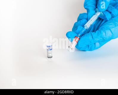 Kemerovo, Russie, juillet 2021. Le vaccin contre le coronavirus est entre les mains d'un médecin, d'une seringue. Coronavirus Covid 19 vaccin Spoutnik V, nom local GamCov Banque D'Images