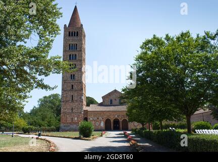 L'abbaye de Pomposa (Abbazia di Pomposa) située à Codigoro, Ferrara. L'abbaye de Pomposa est l'une des plus importantes abbaye médiévale du nord de l'Italie. Banque D'Images