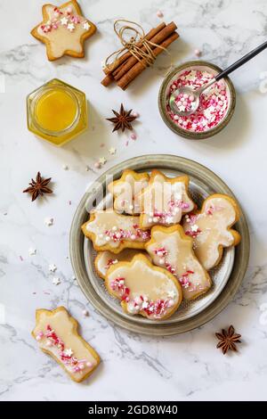 Cuisson maison. Biscuits au pain d'épice avec glaçure sur un comptoir en marbre. Vue de dessus de l'arrière-plan de la mise à plat Banque D'Images