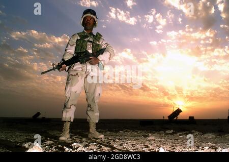 LES spécialistes (SPC) DE l'armée AMÉRICAINE (États-Unis) Bobby Jenkins, Delta/Battery, 3e Bataillon-43e Régiment d'artillerie de défense aérienne (ADA), armé de fusils M16A2 de 5,56 mm, tient une montre de sécurité sur le site de la batterie de missiles Patriot MIM-104 situé à la base aérienne Al Udeid (AB), au Qatar. (PHOTO USAF PAR MSGT TERRY L. BELVINS 030215-F-5712B-020) Banque D'Images