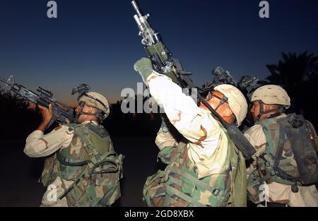 DES soldats DE l'armée AMÉRICAINE (États-Unis) affectés à la Compagnie Alpha, 579e Bataillon de génie, sécurisent un toit lors de l'opération Grizzly Forced Entry. L'opération Grizzly Forced Entry est une mission de saisie, de fouille et de saisie de la taille d'un bataillon visant à capturer des cibles de grande valeur qui ont lancé des attaques contre la zone de soutien logistique (LSA) Anaconda, au cours de l'opération LIBERTÉ IRAQUIENNE. (PHOTO USAF PAR TSGT SCOTT REED 040821-F-4884R-007) Banque D'Images