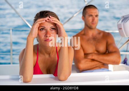 Femme frustrée avec son mari à bord d'un voilier Banque D'Images