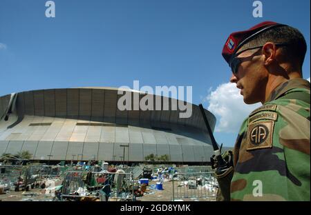 LE capitaine (CPT) de l'armée AMÉRICAINE (États-Unis) Jesse Stewart, un Ranger affecté au 3505e Régiment d'infanterie de parachutisme, 82e Division aéroportée, effectue une patrouille à l'extérieur du Superdome ravagé par les débris à la Nouvelle-Orléans, Louisiane (LA), pendant les opérations de secours de l'ouragan Katrina, Force opérationnelle interarmées (foi) Katrina. (PHOTO USAF PAR SSGT JACOB N. BAILEY 050908-F-5964B-105) Banque D'Images