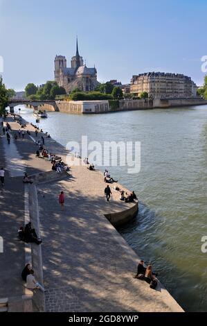 FRANCE, PARIS (75) 5ÈME ARRONDISSEMENT, LES QUAIS DE LA SEINE ET NOTRE-DAME SUR L'ILE DE LA CITÉ (AVANT LE SPECTACULAIRE INCENDIE DU 15 AVRIL 2019) Banque D'Images