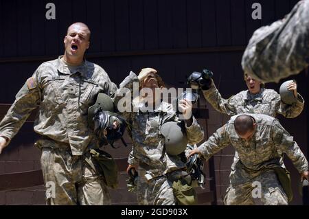 LES recrues DE l'armée AMÉRICAINE (États-Unis) (soldats en formation) quittent la Chambre chimique pendant la phase blanche (semaines trois, quatre et cinq de neuf) de l'entraînement de combat de base (BCT) à fort Jackson, en Colombie, en Caroline du Sud (SC). (PHOTO USAF PAR SSGT STACY L PEARSALL 060615-F-7234P-207) Banque D'Images