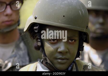 Une recrue de l'armée américaine (USA) (soldat en formation) écoute attentivement son Sergent d'exercices pendant la phase rouge (les deux premières semaines de neuf) de l'entraînement de combat de base (BCT) à fort Jackson, en Colombie, en Caroline du Sud (SC). (PHOTO USAF PAR SSGT STACY L PEARSALL 060615-F-7234P-414) Banque D'Images