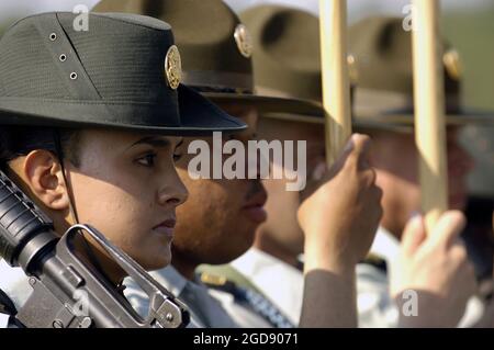 Une femme Sergent d'exercices (à gauche) de l'armée américaine (États-Unis) assure la sécurité de la Color Guard lorsqu'elle affiche les couleurs au début de la cérémonie de remise des diplômes pour les recrues (soldats en formation) qui obtiennent leur diplôme à la fin du programme d'entraînement de combat de base (BCT) de neuf semaines à fort Jackson, en Colombie, en Caroline du Sud (SC). (PHOTO USAF PAR SSGT STACY L PEARSALL 060616-F-7234P-047) Banque D'Images